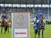 2012 - Eroeffnung des Weltfestes fuer Pferdesport im Sportpark Soers in Aachen. Dritter Sieger Harrie Smolders mit Pferd Regina Z und rechts den Sieger Alvaro Miranda mit Pferd Rahmannshofs Bogeno waehrend der Siegerehrung zum STAWAG Preis 2012 : Aachen, Alvaro, Eroeffnung, Harrie, Miranda, Pferd, Pferdesport, Rahmannshofs Bogeno, Rgina Z, Siegerehrung, Smolders, Soers, Sportpark, Weltfest fuer Pferdesport