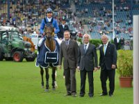 2012 - Eroeffnung des Weltfestes fuer Pferdesport im Sportpark Soers in Aachen. Sieger des STAWAG Preises Alvaro Miranda mit Pferd Rahmannofs Bogeno mit Carl Meulenbergh und Herren voN STAWAG : Aachen, Alvaro, Carl, Eroeffnung, Meulenbergh, Miranda, Pferd, Pferdesport, Rahmannofs Bogeno, STAWAG, STAWAG Preis, Sieger, Soers, Sportpark, Veranstalter, Weltfest fuer Pferdesport