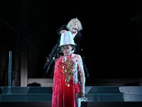 2022 - Aufführung des Schauspiels &#34;Jedermann&#34;, am Salzburger Domplatz, im Rahmen der Salzburger Festspiele 2022 am 16.07.22 : #1B#, Domplatz, Eidinger, Geldwurf, Jedermann, Kreibich Mirco, Kuebel, Kübel, Lars, Mammon; geld, Salzburger Festspiele, Schauspiel, merke1B
