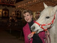 2017 - Voradventtfeier mit Prominenten. auf Gut Aiderbichl in Henndorf bei Salzburg : Voradventfeier, Adventfeier, Prominente, Gut Aiderbichl, Tierhof, Tierheim, Gnadenhof, Tierasyl, Caroline, Reiber, Fernsehansagerin, Moderatorin, Karotte, füttern, fuettern, Pferd, Schimmel