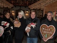 2017 - Voradventtfeier mit Prominenten. auf Gut Aiderbichl in Henndorf bei Salzburg : Voradventfeier, Adventfeier, Prominente, Gut Aiderbichl, Tierhof, Tierheim, Gnadenhof, Tierasyl, Sängerin, Saengerin, Leona, Lewis, Unternehmerstochter, Karin, Glock, Musikproduzent, Dieter, Günter, Guenter, Bohlen, Fernsehjournalist, Christian, Clerici, Lebkuchenherz