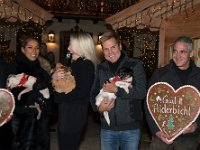 2017 - Voradventtfeier mit Prominenten. auf Gut Aiderbichl in Henndorf bei Salzburg : Voradventfeier, Adventfeier, Prominente, Gut Aiderbichl, Tierhof, Tierheim, Gnadenhof, Tierasyl, Sängerin, Saengerin, Leona, Lewis, Unternehmerstochter, Karin, Glock, Musikproduzent, Dieter, Günter, Guenter, Bohlen, Fernsehjournalist, Christian, Clerici, Lebkuchenherz