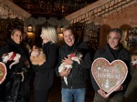 2017 - Voradventtfeier mit Prominenten. auf Gut Aiderbichl in Henndorf bei Salzburg : Voradventfeier, Adventfeier, Prominente, Gut Aiderbichl, Tierhof, Tierheim, Gnadenhof, Tierasyl, Sängerin, Saengerin, Leona, Lewis, Unternehmerstochter, Karin, Glock, Musikproduzent, Dieter, Günter, Guenter, Bohlen, Fernsehjournalist, Christian, Clerici, Lebkuchenherz, Schauspielerin, Kirstin, Davis