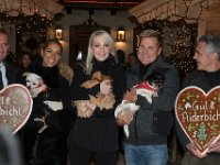 2017 - Voradventtfeier mit Prominenten. auf Gut Aiderbichl in Henndorf bei Salzburg : Voradventfeier, Adventfeier, Prominente, Gut Aiderbichl, Tierhof, Tierheim, Gnadenhof, Tierasyl, Sängerin, Saengerin, Leona, Lewis, Unternehmerstochter, Karin, Glock, Musikproduzent, Dieter, Günter, Guenter, Bohlen, Fernsehjournalist, Christian, Clerici, Lebkuchenherz, Geschäftsführer, Dieter, Ehrengruber