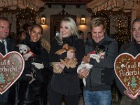 2017 - Voradventtfeier mit Prominenten. auf Gut Aiderbichl in Henndorf bei Salzburg : Voradventfeier, Adventfeier, Prominente, Gut Aiderbichl, Tierhof, Tierheim, Gnadenhof, Tierasyl, Sängerin, Saengerin, Leona, Lewis, Unternehmerstochter, Karin, Glock, Musikproduzent, Dieter, Günter, Guenter, Bohlen, Fernsehjournalist, Christian, Clerici, Lebkuchenherz, Geschäftsführer, Geschaeftsfuehrer, Dieter, Ehrengruber