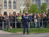 2017 -  : Besuch, Prinz, Charles, England, Präsidentschaftskanzlei, Praesidentschaftskanlei, Platz, Bellariator, innerer Burghof, Wien, Publikum, Zuschauer, Adabei, Volk, Absperrungen, Zaun, Polizist, Hofburg, Staatsbesuch