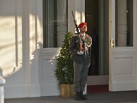 2017 -  : Besuch, Prinz, Charles, England, Präsidentschaftskanzlei, Praesidentschaftskanlei, Eingang Bellariator, Hofburg, Wachsoldat, Garde, österreichishces Bundesheer, Gewehr, geschultert, Gardeuniform, rotes Barett, Spiegel, Staatsbesuch
