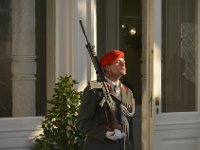 2017 -  : Besuch, Prinz, Charles, England, Präsidentschaftskanzlei, Praesidentschaftskanlei, Eingang Bellariator, Hofburg, Wachsoldat, Garde, österreichishces Bundesheer, Gewehr, geschultert, Gardeuniform, rotes Barett, Spiegel, Staatsbesuch