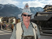 Zuschauer am Fetzenzug 2017 in Ebensee am Traunsee in Öberösterreich, in landestypischer Tracht : Fasching, Faschingsveranstaltung, Karnevalsveranstaltung, Fetzenzug, Ebensee, Brauchtum, Tradition, Traunsee, Salzkammergut, humorvoll, urtümlich, urtuemlich, historisch, Besucher, Zuschauer, tracht, landestypisch, Lederhose, Sonnenbrille, Spitzhut