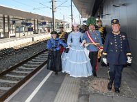 2017 - Traditions-Kaiserzug von Attnang-Puchheim nach Bad Ischl : Kaiserzug, Tradition, historisch, Touristenattraktion, Salzkammergut, Fremdenverkehrsattraktion, Eisenbahn, Spektakel, Kaiserkind, Marie-Valerie, Sisi, Sissy, Sabine, Rossegger, Kaiserdarsteller, Kaiserinnendarstellerin, Gerard, Fritz, Leiter, Karl, Reitter, Reiter, Bahnhof, Attnang-Puchheim, Geleise, Bahnsteig