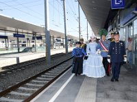 2017 - Traditions-Kaiserzug von Attnang-Puchheim nach Bad Ischl : Kaiserzug, Tradition, historisch, Touristenattraktion, Salzkammergut, Fremdenverkehrsattraktion, Eisenbahn, Spektakel, Kaiserkind, Marie-Valerie, Sisi, Sissy, Sabine, Rossegger, Kaiserdarsteller, Kaiserinnendarstellerin, Gerard, Fritz, Leiter, Karl, Reitter, Reiter, Bahnhof, Attnang-Puchheim, Geleise, Bahnsteig