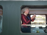 2017 - Traditions-Kaiserzug von Attnang-Puchheim nach Bad Ischl : Kaiserzug, Tradition, historisch, Touristenattraktion, Salzkammergut, Fremdenverkehrsattraktion, Eisenbahn, Spektakel, Dame, Zug, fotografieren, Waggonfenster, Fotoapparat