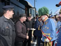 2017 - Traditions-Kaiserzug von Attnang-Puchheim nach Bad Ischl : Kaiserzug, Tradition, historisch, Touristenattraktion, Salzkammergut, Fremdenverkehrsattraktion, Eisenbahn, Spektakel, Ehrung, Eisenbahnbeamte, Lokomotivführer, Lokomotivfuehrer, Bahnhof, Kaiserdarsteller, Gerard, Fritz, Federhelm, Orden, Schärpe, Schaerpe