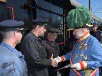 2017 - Traditions-Kaiserzug von Attnang-Puchheim nach Bad Ischl : Kaiserzug, Tradition, historisch, Touristenattraktion, Salzkammergut, Fremdenverkehrsattraktion, Eisenbahn, Spektakel, Ehrung, Eisenbahnbeamte, Lokomotivführer, Lokomotivfuehrer, Bahnhof, Kaiserdarsteller, Gerard, Fritz, Federhelm, Orden, Schärpe, Schaerpe
