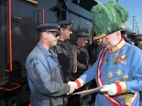 2017 - Traditions-Kaiserzug von Attnang-Puchheim nach Bad Ischl : Kaiserzug, Tradition, historisch, Touristenattraktion, Salzkammergut, Fremdenverkehrsattraktion, Eisenbahn, Spektakel, Ehrung, Eisenbahnbeamte, Lokomotivführer, Lokomotivfuehrer, Bahnhof, Kaiserdarsteller, Gerard, Fritz, Federhelm, Orden, Schärpe, Schaerpe