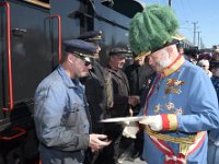 2017 - Traditions-Kaiserzug von Attnang-Puchheim nach Bad Ischl : Kaiserzug, Tradition, historisch, Touristenattraktion, Salzkammergut, Fremdenverkehrsattraktion, Eisenbahn, Spektakel, Ehrung, Eisenbahnbeamte, Lokomotivführer, Lokomotivfuehrer, Bahnhof, Kaiserdarsteller, Gerard, Fritz, Federhelm, Orden, Schärpe, Schaerpe