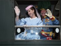2017 - Traditions-Kaiserzug von Attnang-Puchheim nach Bad Ischl : Kaiserzug, Tradition, historisch, Touristenattraktion, Salzkammergut, Fremdenverkehrsattraktion, Eisenbahn, Spektakel, Kaiserdarsteller, Kaiserinnen darstellerin, Sisidarstellerin, Sabine, Rossegger, Kaiserdarsteller, Gerard, Fritz, winken, Waggonfenster, Zugfenster