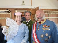 2017 - Traditions-Kaiserzug von Attnang-Puchheim nach Bad Ischl : Kaiserzug, Tradition, historisch, Touristenattraktion, Salzkammergut, Fremdenverkehrsattraktion, Eisenbahn, Spektakel, Kasierinnendarstellerin, Kaiserin, Kaiser, Kaiserdarsteller, Sisi, Sissy, Franz Josef I, Sabine, Rossegger, Gerard, Fritz, Schärpe, Schaerpe, Orden, Bürgermeister, Buergermeister, Peter, Kroiss, Attnang-Puchheim