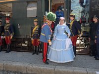 2017 - Traditions-Kaiserzug von Attnang-Puchheim nach Bad Ischl : Kaiserzug, Tradition, historisch, Touristenattraktion, Salzkammergut, Fremdenverkehrsattraktion, Eisenbahn, Spektakel, Kaiserpaar, Kaiserdarsteller, Franz Josef I, Gerard, Fritz, Federhelm, Schärpe, Schaerpe, Kaiserinnendarstellerin, Sisidarstellerin, Sisi, Sissy, Sabine, Rossegger, Bahnhof, Bad Ischl
