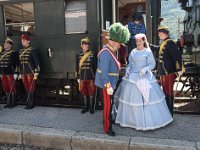 2017 - Traditions-Kaiserzug von Attnang-Puchheim nach Bad Ischl : Kaiserzug, Tradition, historisch, Touristenattraktion, Salzkammergut, Fremdenverkehrsattraktion, Eisenbahn, Spektakel, Kaiserpaar, Kaiserdarsteller, Franz Josef I, Gerard, Fritz, Federhelm, Schärpe, Schaerpe, Kaiserinnendarstellerin, Sisidarstellerin, Sisi, Sissy, Sabine, Rossegger, Bahnhof, Bad Ischl