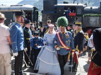 2017 - Traditions-Kaiserzug von Attnang-Puchheim nach Bad Ischl : Kaiserzug, Tradition, historisch, Touristenattraktion, Salzkammergut, Fremdenverkehrsattraktion, Eisenbahn, Spektakel, Kaiserpaar, Kaiserdarsteller, Franz Josef I, Gerard, Fritz, Federhelm, Schärpe, Schaerpe, Kaiserinnendarstellerin, Sisidarstellerin, Sisi, Sissy, Sabine, Rossegger, Bahnhof, Bad Ischl