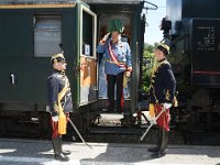 2017 - Traditions-Kaiserzug von Attnang-Puchheim nach Bad Ischl : Kaiserzug, Tradition, historisch, Touristenattraktion, Salzkammergut, Fremdenverkehrsattraktion, Eisenbahn, Spektakel, Kaiserdarsteller, Gerard, Fritz, verlassen, Ordonanzoffiziere, Michael, Federhelm, Schärpe, salutieren