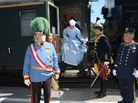 2017 - Traditions-Kaiserzug von Attnang-Puchheim nach Bad Ischl : Kaiserzug, Tradition, historisch, Touristenattraktion, Salzkammergut, Fremdenverkehrsattraktion, Eisenbahn, Spektakel, kaiserliches Paar, Kaiserpaar, Sisidarstellerin, Kaiserinnendarstellerin, Sisis, Sissy, Sabine, Rossegger, Kaiserdarsteller, Gerard, Fritz, Federhel, Schärpe, Schaerpe, Orden, Ordonanzoffiziere, Michael, Leiter, Karl, Reitter, Reiter