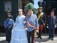 2017 - Traditions-Kaiserzug von Attnang-Puchheim nach Bad Ischl : Kaiserzug, Tradition, historisch, Touristenattraktion, Salzkammergut, Fremdenverkehrsattraktion, Eisenbahn, Spektakel, kaiserliches Paar, Kaiserpaar, Sisidarstellerin, Kaiserinnendarstellerin, Sisis, Sissy, Sabine, Rossegger, Kaiserdarsteller, Gerard, Fritz, Federhel, Schärpe, Schaerpe, Orden, Ordonanzoffiziere, Michael, Leiter, Karl, Reitter, Reiter