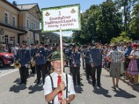 2017 - Traditions-Kaiserzug von Attnang-Puchheim nach Bad Ischl : Kaiserzug, Tradition, historisch, Touristenattraktion, Salzkammergut, Fremdenverkehrsattraktion, Eisenbahn, Spektakel, kleiner Bub, kleiner Junge, Eisenbahner Stadtmusikkapelle, Attnang-Puchheim, Trachtenhut, Tafel