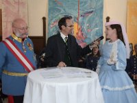 2017 - Traditions-Kaiserzug von Attnang-Puchheim nach Bad Ischl : Kaiserzug, Tradition, historisch, Touristenattraktion, Salzkammergut, Fremdenverkehrsattraktion, Eisenbahn, Spektakel, Interview, Sabine, Rossegger, Sisidartellerin, Kaiserinnendarstellerin, Stallungen, Kaiservilla, Bad Ischl, Fächer, Faecher, Kaiserdarsteller, Gerard, Fritz, Sisi, Sissy, Franz Josef I, Schärpe, Orden