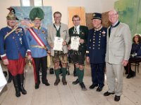 2017 - Traditions-Kaiserzug von Attnang-Puchheim nach Bad Ischl : Kaiserzug, Tradition, historisch, Touristenattraktion, Salzkammergut, Fremdenverkehrsattraktion, Eisenbahn, Spektakel, Ehrung, verdiente Mitarbeiter, Oberst, Franz, Parandstätter, Prandstaetter, Kaiserdarsteller, Gerard, Fritz, Tourismusdirektor, Bad Ischl, Robert, Herzog, Bürgermeister, Buergermeister, Hannes, Heide, Leiter, Karl, Reitter, Reitter, Erzherzog, Johann, von Habsburg-Lothringen, Orden, Schärpe, Schaerpe, Bart, Lederhose, Tracht