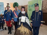 2017 - Traditions-Kaiserzug von Attnang-Puchheim nach Bad Ischl : Kaiserzug, Tradition, historisch, Touristenattraktion, Salzkammergut, Fremdenverkehrsattraktion, Eisenbahn, Spektakel, Ehrung, verdiente Mitarbeiter, Kaiserdarsteller, Gerard, Fritz, Oberst, Kavallerie, Offizier, Franz, Prandstätter, Leiter, Karl, Reitter, Reiter, Schärpe, Orden, Bart, Federhelm, Heidi, Hufnagl, Hufnagel