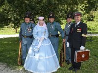 2017 - Traditions-Kaiserzug von Attnang-Puchheim nach Bad Ischl : Tradition, historisch, Touristenattraktion, Salzkammergut, Fremdenverkehrsattraktion, Spektakel, Kaiserzug, Kaiserin, Sisi, Sissi, Sabine, Rossegger, Kuchler Kaiserschützen, Kaiserschuetzen, Soldaten, kaiserlicher Chaffeur, Fahrer, Koffer, geheimnisvoller Koffer