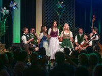 2022 - Krönung der Narzissenkönigin 2022, Lisa Weinhandl aus Bad Aussee, im Kur- und Congresshaus in Bad Aussee, am 26.05.22  Krönung der Narzissenkönigin 2022, Lisa Weinhandl aus Bad Aussee, im Kur- und Congresshaus in Bad Aussee, am 26.05.22. Das Bild zeigt eine Volksmusikgruppe, während der Aufführung singend : Bad Aussee, Kroenungsfeierlichkeiten, Krönungsfeierlichkeiten, Kur- und Congresshaus, Volksmusikgruppe, Gesangsgruppe, Narzissenfest, Tracht, Trachten, Dirndl, Dirndlkleid