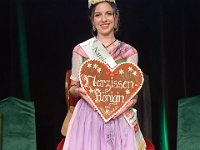 2022 - Krönung der Narzissenkönigin 2022, Lisa Weinhandl aus Bad Aussee, im Kur- und Congresshaus in Bad Aussee, am 26.05.22  Krönung der Narzissenkönigin 2022, Lisa Weinhandl aus Bad Aussee, im Kur- und Congresshaus in Bad Aussee, am 26.05.22. Das Bild zeigt die frisch gekrönte NArzissenkönigin 2022, Lisa Weinhandl mit Lebkuchenherz posierend. : Bad Aussee, Kroenungsfeierlichkeiten, Krönungsfeierlichkeiten, Kur- und Congresshaus, Narzissenfest, Weinhandl, Lisa, Narzissenkönigin, Narzissenkoenigin, Lebkuchenherz, posieren, Tracht, Trachten, Narzissenkrönchen, Narzissenkroenchen, Dirndl, Dirndlkleid