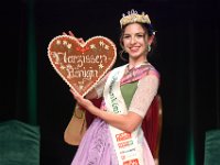2022 - Krönung der Narzissenkönigin 2022, Lisa Weinhandl aus Bad Aussee, im Kur- und Congresshaus in Bad Aussee, am 26.05.22  Krönung der Narzissenkönigin 2022, Lisa Weinhandl aus Bad Aussee, im Kur- und Congresshaus in Bad Aussee, am 26.05.22. Das Bild zeigt die frisch gekrönte NArzissenkönigin 2022, Lisa Weinhandl mit Lebkuchenherz posierend. : Bad Aussee, Kroenungsfeierlichkeiten, Krönungsfeierlichkeiten, Kur- und Congresshaus, Narzissenfest, Weinhandl, Lisa, Narzissenkönigin, Narzissenkoenigin, Lebkuchenherz, posieren, Tracht, Trachten, Narzissenkrönchen, Narzissenkroenchen, Dirndl, Dirndlkleid