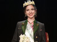 2022 - Krönung der Narzissenkönigin 2022, Lisa Weinhandl aus Bad Aussee, im Kur- und Congresshaus in Bad Aussee, am 26.05.22  Krönung der Narzissenkönigin 2022, Lisa Weinhandl aus Bad Aussee, im Kur- und Congresshaus in Bad Aussee, am 26.05.22. Das Bild zeigt die frisch gekrönte NArzissenkönigin 2022, Lisa Weinhandl mit Narzissenstrauss posierend. : Bad Aussee, Kroenungsfeierlichkeiten, Krönungsfeierlichkeiten, Kur- und Congresshaus, Narzissenfest, Weinhandl, Lisa, Narzissenkönigin, Narzissenkoenigin, Narzissenstrauss, posieren, Tracht, Trachten, Narzissenkrönchen, Narzissenkroenchen, Dirndl, Dirndlkleid