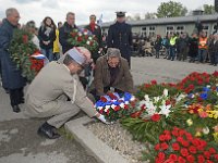 2019 - Feierlichkeiten zur 74. Wiederkehr der Befreiung des Konzentrationslagers Mauthausen, durch amerikanische Truppen  2019 - Feierlichkeiten zur 74. Wiederkehr der Befreiung des Konzentrationslagers Mauthausen, durch amerikanische Truppen. Dieses Bild zeigt die französische Delegatin während der Kranzniederlegung vor dem Ehrenmal im Innenhof des Lagers Mauthausen. Die Delegation wird von französischen Botschafter in Österreich, Francoise Saint Paul geführt. : #1B#, 74. Befreiungsfeier, 74. Gedenkfeier, Abordnung, Befreiungsfeier, Blumenkraenze, Blumenkranz, Blumenkränze, Blumenschmuck, Botschafter, Delegation, Francoise, Gedenkfeier, Geschichte, KZ, Konzentrationslager, Mauthausen, Offizier, Saint Paul, historisch