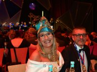 2018 - Karnevalsveranstaltung zur Ordensverleihung „Wider den Tierischen Ernst“ durch den Aachener Karnevalsverein (AKV), an den Ministerpräsidenten des deutschen Bundeslandes Baden-Württemberg Winfried Kretschmann im Eurogress, Moheimallee in Aachen : Eurogress, Aachen, Ordensverleihung, Wider den Tierischen Ernst, Karnevalsveranstaltung, AKV, Aachener Karnevalsverein, Fernsehmoderatorin, Buchautorin, Yvonne, Willicks, Begleitung, Hütchen, Huetchen