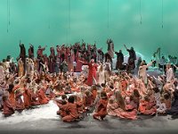 2019 - Fotoprobe zu den Passionsspielen Erl 2019.  Fotoprobe zu den Passionsspielen Erl 2019. Im kleinen Ort Erl, im Herzen des österreichischen Tirols, werden seit seit mehr als 400 Jahren alle sechs Jahre Passionsspiele aufgeführt. Vom 26. Mai bis 5. Oktober 2019 beteiligen sich rund 500 Laiendarsteller der 1450 Einwohner der Gemeinde Erl aktiv und unentgeltlich am Passionsspiel. In dieser Szene wird Jesus, dargestellt von Florian Harlander, vom Volk bejubelt. : Passionsspiele Erl 2019, Passionsspielhaus, Erl, Tradition, religiös, religioes, Überlieferung, Ueberlieferung, Tirol, Volk, bejubeln, Jesus, Florian, Harlander
