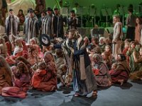 2019 - Fotoprobe zu den Passionsspielen Erl 2019.  Fotoprobe zu den Passionsspielen Erl 2019. Im kleinen Ort Erl, im Herzen des österreichischen Tirols, werden seit seit mehr als 400 Jahren alle sechs Jahre Passionsspiele aufgeführt. Vom 26. Mai bis 5. Oktober 2019 beteiligen sich rund 500 Laiendarsteller der 1450 Einwohner der Gemeinde Erl aktiv und unentgeltlich am Passionsspiel. Dieses Bild zeigt einen Pharisäer (Peter Esterl), der leidenschaftlich, während der Abhaltung des Gerichts über Jesus, spricht. : Passionsspiele Erl 2019, Passionsspielhaus, Erl, Tradition, religiös, religioes, Überlieferung, Ueberlieferung, Tirol, Phärisäer, Pharisaeer, Peter, Esterl, Gericht halten, Volk