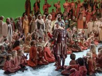 2019 - Fotoprobe zu den Passionsspielen Erl 2019.  Fotoprobe zu den Passionsspielen Erl 2019. Im kleinen Ort Erl, im Herzen des österreichischen Tirols, werden seit seit mehr als 400 Jahren alle sechs Jahre Passionsspiele aufgeführt. Vom 26. Mai bis 5. Oktober 2019 beteiligen sich rund 500 Laiendarsteller der 1450 Einwohner der Gemeinde Erl aktiv und unentgeltlich am Passionsspiel. Dieses Bild zeigt den rönischen Statthalter Pontius Pilatus (Peter Bachmann), der im Volk stehend, von einem Soldaten informiert wird. : Passionsspiele Erl 2019, Passionsspielhaus, Erl, Tradition, religiös, religioes, Überlieferung, Ueberlieferung, Tirol, Portraits, Pontius Pilatus, Präfekt, Praefekt, Statthalter, Peter, Bachmann, Information, Volk, Uniformen