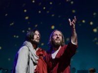 2019 - Fotoprobe zu den Passionsspielen Erl 2019.  Fotoprobe zu den Passionsspielen Erl 2019. Im kleinen Ort Erl, im Herzen des österreichischen Tirols, werden seit seit mehr als 400 Jahren alle sechs Jahre Passionsspiele aufgeführt. Vom 26. Mai bis 5. Oktober 2019 beteiligen sich rund 500 Laiendarsteller der 1450 Einwohner der Gemeinde Erl aktiv und unentgeltlich am Passionsspiel. Dieses Bild zeigt Jesus (Florian HArlander) der dem Apostel Simon Petrus (Christoph Esterl) den Himmel zeigt : Passionsspiele Erl 2019, Passionsspielhaus, Erl, Tradition, religiös, religioes, Überlieferung, Ueberlieferung, Tirol, Jesus, Florian, Harlander, Simon Petrus, Apostel, Christoph, Esterl, Sternenhimmel