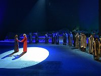 2019 - Fotoprobe zu den Passionsspielen Erl 2019.  Fotoprobe zu den Passionsspielen Erl 2019. Im kleinen Ort Erl, im Herzen des österreichischen Tirols, werden seit seit mehr als 400 Jahren alle sechs Jahre Passionsspiele aufgeführt. Vom 26. Mai bis 5. Oktober 2019 beteiligen sich rund 500 Laiendarsteller der 1450 Einwohner der Gemeinde Erl aktiv und unentgeltlich am Passionsspiel. Dieses Bild zeigt Jesus /(Florian Harlander) mit seiner Mutter (Renate Maier) im Lichtkegel. Rechts im Bild ist eine Gruppe von Phärisäern zu sehen : Passionsspiele Erl 2019, Passionsspielhaus, Erl, Tradition, religiös, religioes, Überlieferung, Ueberlieferung, Tirol, Jesus, Renate, Maier, Jesus, Florian, Harlander, Pharisäer, Pharisaeer, Lichtkegel