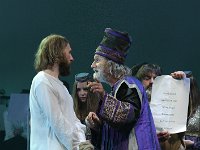 2019 - Fotoprobe zu den Passionsspielen Erl 2019.  Fotoprobe zu den Passionsspielen Erl 2019. Im kleinen Ort Erl, im Herzen des österreichischen Tirols, werden seit seit mehr als 400 Jahren alle sechs Jahre Passionsspiele aufgeführt. Vom 26. Mai bis 5. Oktober 2019 beteiligen sich rund 500 Laiendarsteller der 1450 Einwohner der Gemeinde Erl aktiv und unentgeltlich am Passionsspiel. Dieses Bild zeigt Herodes (Wolfgang Kneringer in violettem Kostüm), der über Jesus (Florian Harlander) Gericht hält. : Passionsspiele Erl 2019, Passionsspielhaus, Erl, Tradition, religiös, religioes, Überlieferung, Ueberlieferung, Tirol, Florian, Harlander, Jesus, Wolfgang, Kneringer, Herodes, Gericht halten, Recht sprechen, Papyrusrolle