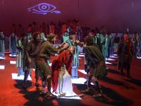2019 - Fotoprobe zu den Passionsspielen Erl 2019.  Fotoprobe zu den Passionsspielen Erl 2019. Im kleinen Ort Erl, im Herzen des österreichischen Tirols, werden seit seit mehr als 400 Jahren alle sechs Jahre Passionsspiele aufgeführt. Vom 26. Mai bis 5. Oktober 2019 beteiligen sich rund 500 Laiendarsteller der 1450 Einwohner der Gemeinde Erl aktiv und unentgeltlich am Passionsspiel. Dieses Bild zeigt die Szene, in der Jesus (Florian Harlander) die Dornenkrone aufgesetzt bekommt. : Passionsspiele Erl 2019, Passionsspielhaus, Erl, Tradition, religiös, religioes, Überlieferung, Ueberlieferung, Tirol, Dornenkrone, Krönung, Kroenung, aufsetzen, Peiniger, Dornenkrone aufsetzen