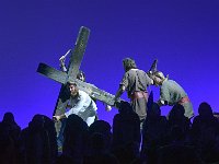 2019 - Fotoprobe zu den Passionsspielen Erl 2019.  Fotoprobe zu den Passionsspielen Erl 2019. Im kleinen Ort Erl, im Herzen des österreichischen Tirols, werden seit seit mehr als 400 Jahren alle sechs Jahre Passionsspiele aufgeführt. Vom 26. Mai bis 5. Oktober 2019 beteiligen sich rund 500 Laiendarsteller der 1450 Einwohner der Gemeinde Erl aktiv und unentgeltlich am Passionsspiel. Dieses Bild zeigt Jesus, dargestellt von Florian Harlander, das Kreuz tragend, mit seinen Peinigern : Passionsspiele Erl 2019, Passionsspielhaus, Erl, Tradition, religiös, religioes, Überlieferung, Ueberlieferung, Tirol, Jesus, Kreuz tragen, Peiniger, Kreuz, Kruzifix, Qualen