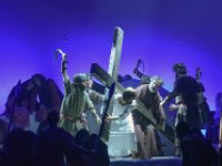 2019 - Fotoprobe zu den Passionsspielen Erl 2019.  Fotoprobe zu den Passionsspielen Erl 2019. Im kleinen Ort Erl, im Herzen des österreichischen Tirols, werden seit seit mehr als 400 Jahren alle sechs Jahre Passionsspiele aufgeführt. Vom 26. Mai bis 5. Oktober 2019 beteiligen sich rund 500 Laiendarsteller der 1450 Einwohner der Gemeinde Erl aktiv und unentgeltlich am Passionsspiel. Dieses Bild zeigt Jesus, dargestellt von Florian Harlander, das Kreuz tragend, mit seinen Peinigern : Passionsspiele Erl 2019, Passionsspielhaus, Erl, Tradition, religiös, religioes, Überlieferung, Ueberlieferung, Tirol, Jesus, Kreuz tragen, Peiniger, Kreuz, Kruzifix, Qualen