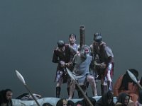 2019 - Fotoprobe zu den Passionsspielen Erl 2019.  Fotoprobe zu den Passionsspielen Erl 2019. Im kleinen Ort Erl, im Herzen des österreichischen Tirols, werden seit seit mehr als 400 Jahren alle sechs Jahre Passionsspiele aufgeführt. Vom 26. Mai bis 5. Oktober 2019 beteiligen sich rund 500 Laiendarsteller der 1450 Einwohner der Gemeinde Erl aktiv und unentgeltlich am Passionsspiel. Dieses Bild zeigt die Szene, in der der linke Schächer an den Pfahl gebunden wird. : Passionsspiele Erl 2019, Passionsspielhaus, Erl, Tradition, religiös, religioes, Überlieferung, Ueberlieferung, Tirol, linker Schächer, linker Schaecher, Soldaten, römische Soldaten, roemiesche Soldaten, Vollzug, Martyrium