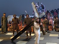 2019 - Fotoprobe zu den Passionsspielen Erl 2019.  Fotoprobe zu den Passionsspielen Erl 2019. Im kleinen Ort Erl, im Herzen des österreichischen Tirols, werden seit seit mehr als 400 Jahren alle sechs Jahre Passionsspiele aufgeführt. Vom 26. Mai bis 5. Oktober 2019 beteiligen sich rund 500 Laiendarsteller der 1450 Einwohner der Gemeinde Erl aktiv und unentgeltlich am Passionsspiel. Dieses Bild zeigt Jesus (Florian Harlander), der das Kreuz trägt. : Passionsspiele Erl 2019, Passionsspielhaus, Erl, Tradition, religiös, religioes, Überlieferung, Ueberlieferung, Tirol, Jesus, Kreuz, Kruzifix, Kreuz tragen, Peiniger, Florian, Harlander